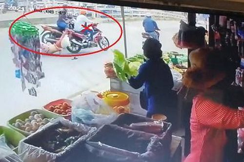 Long An: Người phụ nữ bị đối tượng trộm xe máy kéo lê trên đường