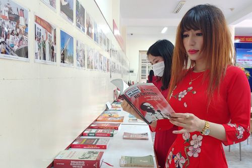 Trưng bày sách 75 năm Ngày Toàn quốc kháng chiến