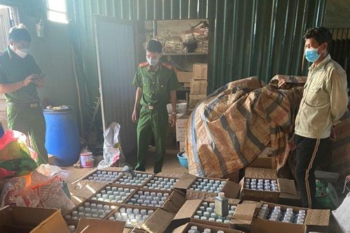 Thu giữ khoảng 500 lít nghi chất cấm trong nông nghiệp không rõ nguồn gốc