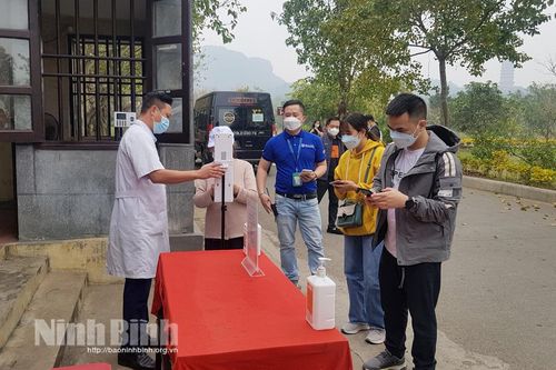 Người về Ninh Bình từ Hà Nội và một số tỉnh có nguy cơ cao cần khai báo y tế và được lấy mẫu xét nghiệm test nhanh kháng nguyên hoặc RT- PCR phù hợp với các vùng dịch tễ