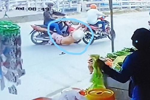 Người phụ nữ bán vé số bị tên trộm xe kéo lê trên đường hơn 30m
