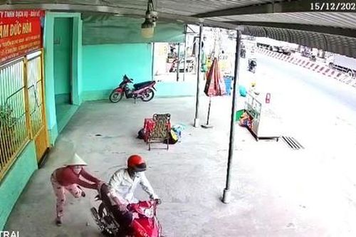 Người phụ nữ bán vé số bị tên trộm xe máy kéo lê nhiều mét trên đường