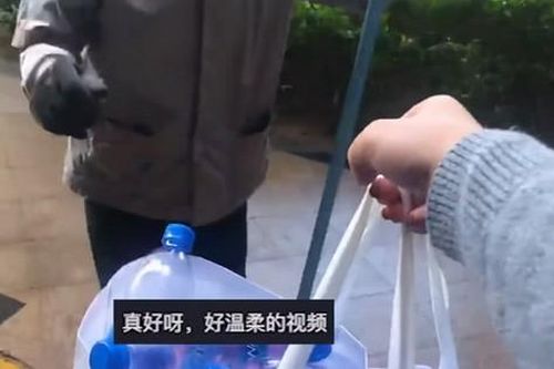 Cô gái gom chai nhựa bỏ vào túi cho bác lao công, cách ứng xử sau đó được dân mạng cảm thán: 'Quá thông minh!'
