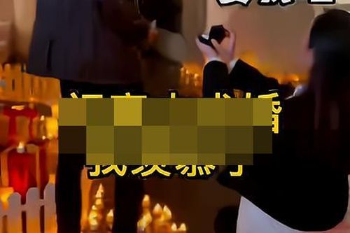 Cầu hôn bạn trai 8 năm giữa đường, cô gái nhảy lên siết cổ nam chính vì bị từ chối phũ phàng