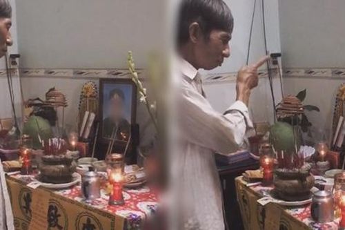 Người đàn ông chỉ tay vào di ảnh trên ban thờ mắng 'hỗn láo', biết chuyện ai cũng thương