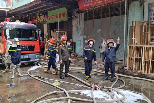 Dập tắt đám cháy ở cơ sở sản xuất, kinh doanh phụ kiện nội thất