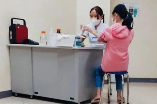 Thừa Thiên - Huế phủ nhận tin nữ sinh bị tiêm liên tiếp 2 mũi vaccine