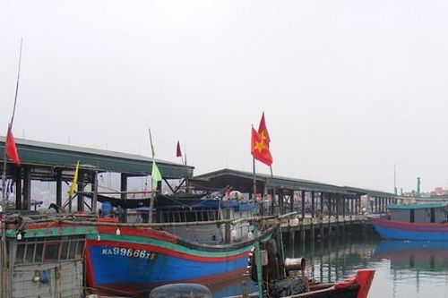 Vào bờ tránh bão, 2 ngư dân Nghệ An rơi xuống biển mất tích
