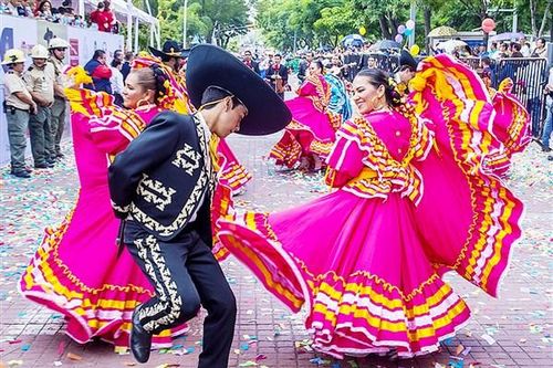 Tưng bừng, rực rỡ lễ hội Mexico
