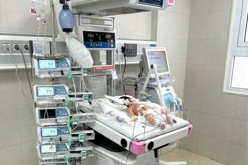 Uống thuốc nam trị viêm da, bé 13 ngày tuổi suy đa tạng nguy kịch