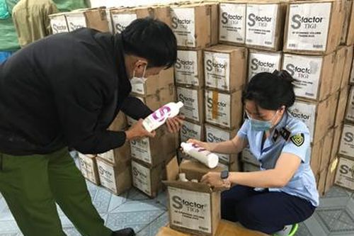 Tạm giữ nhiều lô mỹ phẩm nghi nhập lậu, trị giá hơn 1,5 tỉ đồng