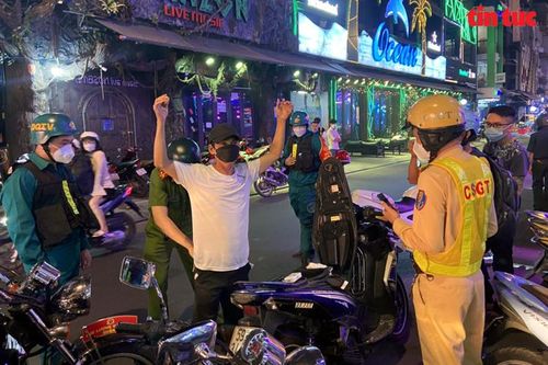 Theo chân Tổ công tác 363 tuần tra phòng, chống tội phạm ở trung tâm TP Hồ Chí Minh