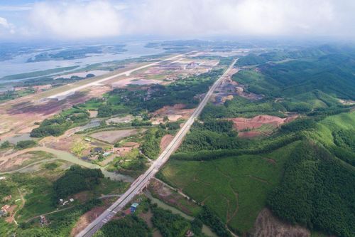 Loạt công ty bất động sản bị ngân hàng siết nợ