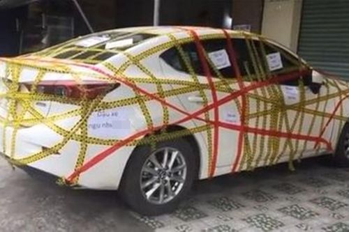 Đỗ xe chắn kín cửa nhà người khác, gia chủ có cách trừng phạt cao tay khiến dân tình hả hê