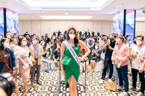 Miss Universe Thái Lan vừa có buổi gặp truyền thông ở quê nhà sau khi để mất thành tích quốc tế
