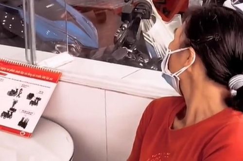 Câu chuyện rơi nước mắt đằng sau hình ảnh người mẹ bấu chặt hai tay khi con trai mua xe trả góp