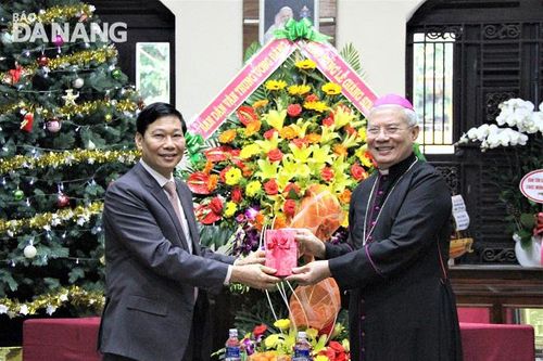 Lãnh đạo Trung ương thăm, chúc mừng lễ Thiên Chúa Giáng sinh 2021