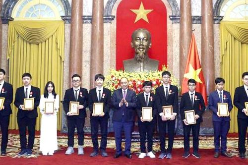 Học sinh trường THPT Chuyên Hùng Vương được trao tặng Huân chương Lao động hạng Ba
