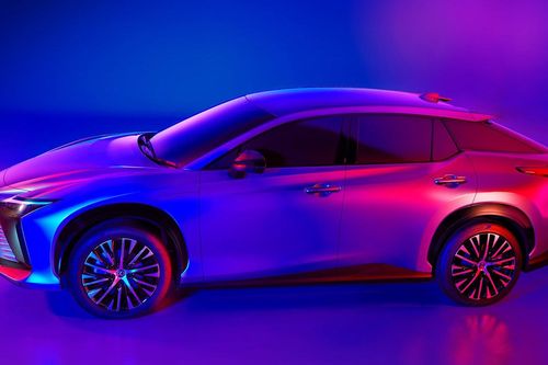 Cận cảnh Lexus RZ 2023 - chiếc xe điện đầu tiên của Lexus đến Mỹ