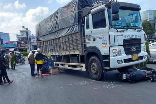 Bé trai 7 tuổi tử vong thương tâm sau va chạm giữa xe máy và xe tải