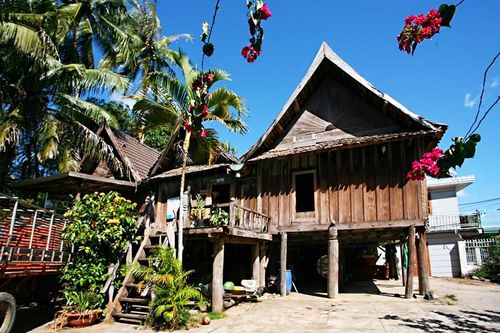 Độc đáo nhà sàn cổ của Vua săn voi