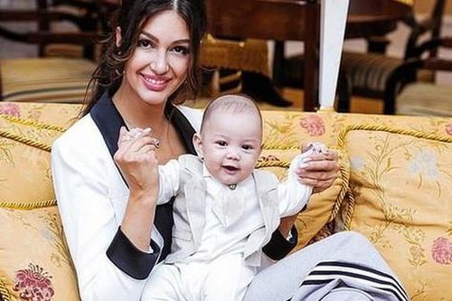 Bị Cựu vương Malaysia không nhận máu mủ, cậu bé con lai cùng người mẹ hoa khôi gây bất ngờ với cuộc sống và diện mạo ở hiện tại sau 2 năm