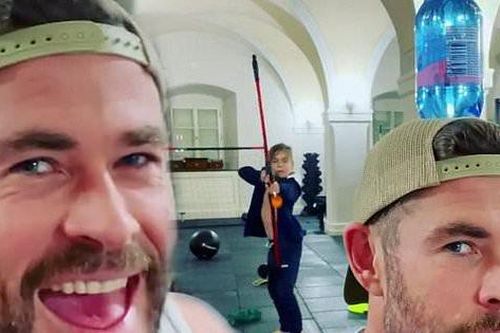 'Thần sấm' Chris Hemsworth huấn luyện con trai cưng trở thành 'Hawkeye' đời thực