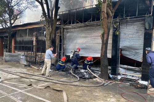 Giải cứu hai người mắc kẹt trong ngôi nhà bốc cháy