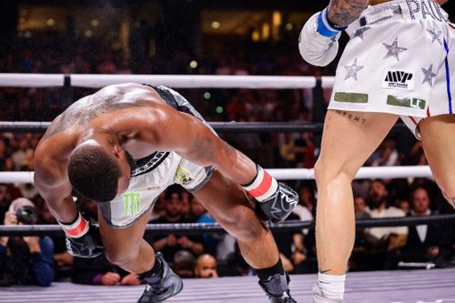 Jake Paul hạ knock-out cựu vô địch UFC