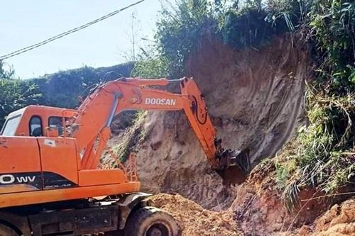Năm cháu nhỏ bị đất vùi lấp, một người tử vong