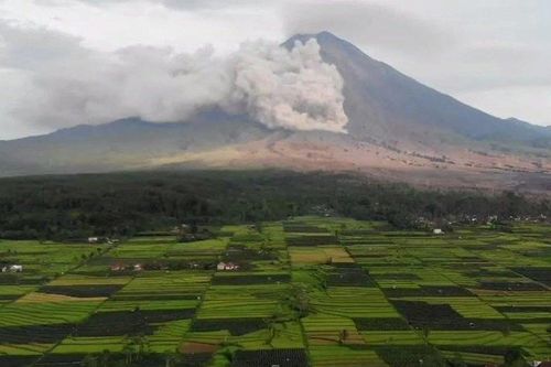 Indonesia: Núi lửa Semeru phun trào, giới chức phát cảnh báo tránh xa