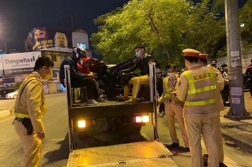 Hà Nội: Ngăn chặn nhóm 'quái xế' đánh võng, 'rú' ga, nẹt pô trên đường Võ Chí Công