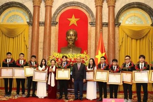 Chủ tịch nước tặng thưởng học sinh đoạt giải Olympic và Khoa học kỹ thuật quốc tế