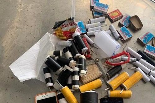 Học sinh cấp 2 xem video trên mạng, tự chế pháo đem bán