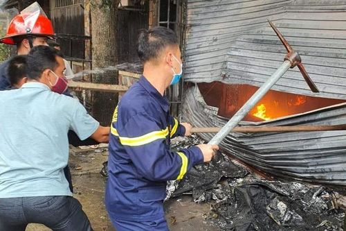 Cháy nhà tại TP. Vinh, 2 người thoát hiểm thần kỳ