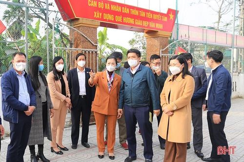 Phó Chủ tịch Ủy ban Trung ương MTTQ Việt Nam tham quan 'Ngôi nhà trí tuệ' ở Thạch Hà