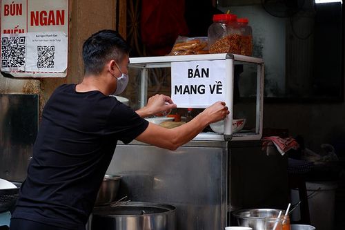 Hà Nội: Nhà hàng ăn uống quận Hai Bà Trưng tuân thủ việc chỉ bán mang về