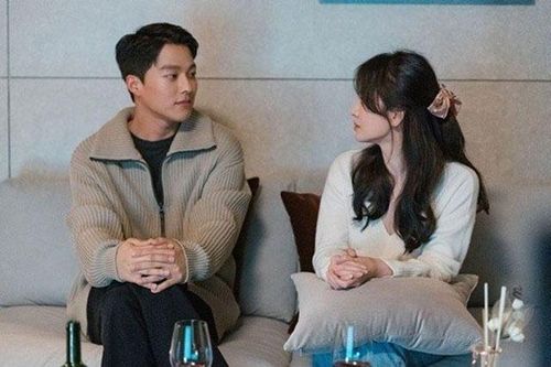 Uống rượu tình tứ ở hậu trường, Song Hye Kyo vướng tin đồn yêu đương với Jang Ki Yong