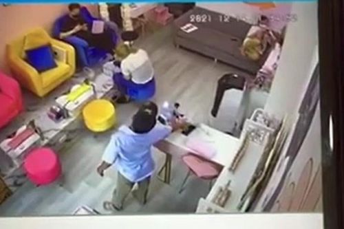 Clip: Người đàn ông vờ bán vé số rồi nhanh tay trộm luôn chiếc điện thoại trong tiệm nail