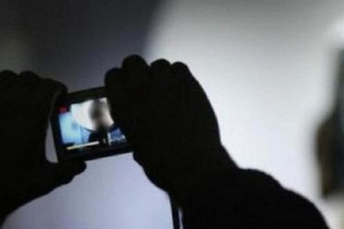 Để lộ 'clip nóng' với nam sinh trên TikTok, nữ giáo viên 20 tuổi bị cảnh sát bắt giữ
