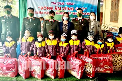Chương trình 'Đông ấm vùng cao' tại trường Mầm non Kiến Thiết