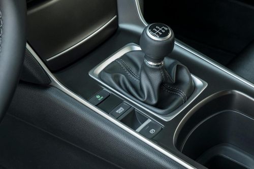 Lý do khiến nhiều người vẫn thích lái xe số sàn