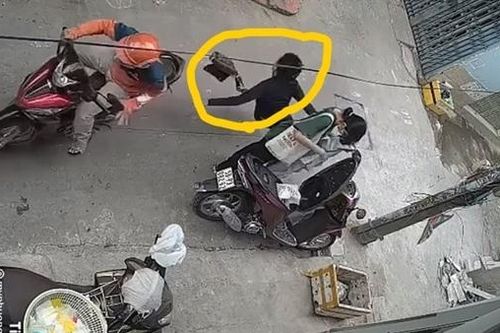 Bắt nhanh tên cướp giật 'hụt' túi xách khiến nạn nhân đập mặt xuống đường