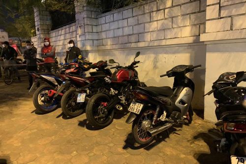 Công an Hà Nội vây bắt đoàn xe máy phân khối lớn rú ga, lạng lách trong đêm