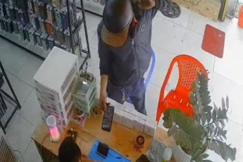 Nhân viên tiệm phụ kiện điện thoại ngủ quên bị kẻ trộm lấy mất điện thoại ngay trước mặt