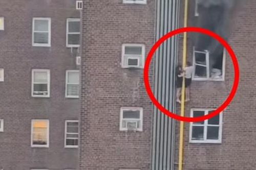 Thót tim cảnh 2 chị em thoát khỏi tòa nhà cháy bằng cách đu bám đường ống nước