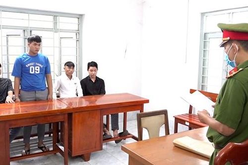 Cho rằng bị nhìn 'đểu', 6 thanh niên đánh một cô gái bị thương