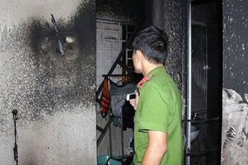 Níu kéo tình cảm bất thành, thanh niên đổ xăng đốt bạn gái
