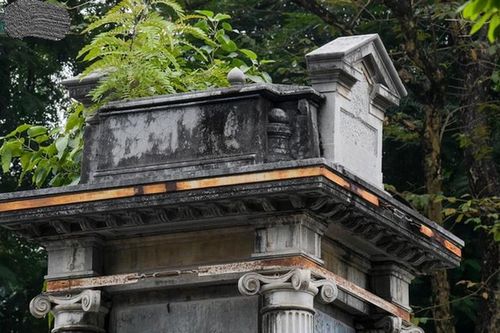 Bí ẩn ngôi mộ hơn trăm tuổi gần Hồ Gươm