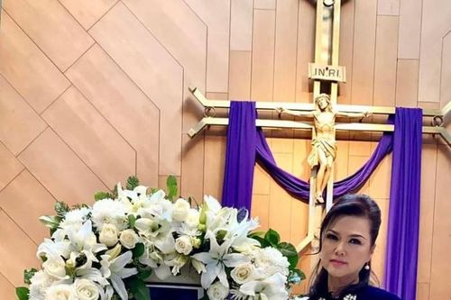 Bà xã khóc nức nở trong giỗ đầu danh hài Chí Tài